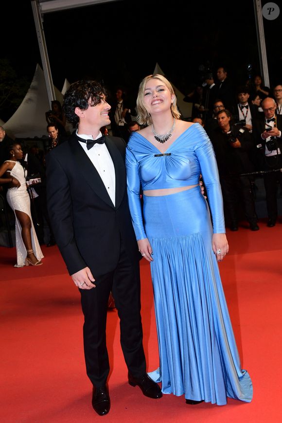 La chanteuse a également quelques mots pour son compagnon Florian Rossi.
Florian Rossi et sa compagne Louane à la montée des marches de "The Idol" lors du 76ème Festival International du Film de Cannes, le 22 mai 2023. © Rachid Bellak/Bestimage