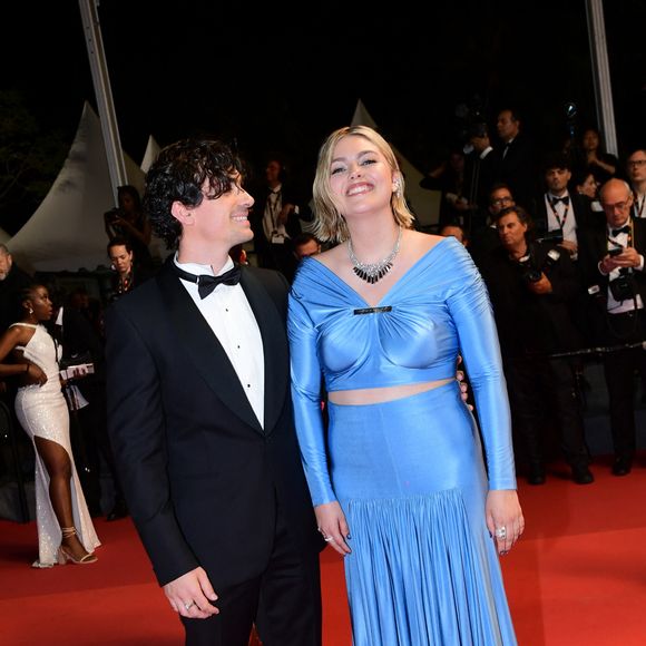 La chanteuse a également quelques mots pour son compagnon Florian Rossi.
Florian Rossi et sa compagne Louane à la montée des marches de "The Idol" lors du 76ème Festival International du Film de Cannes, le 22 mai 2023. © Rachid Bellak/Bestimage