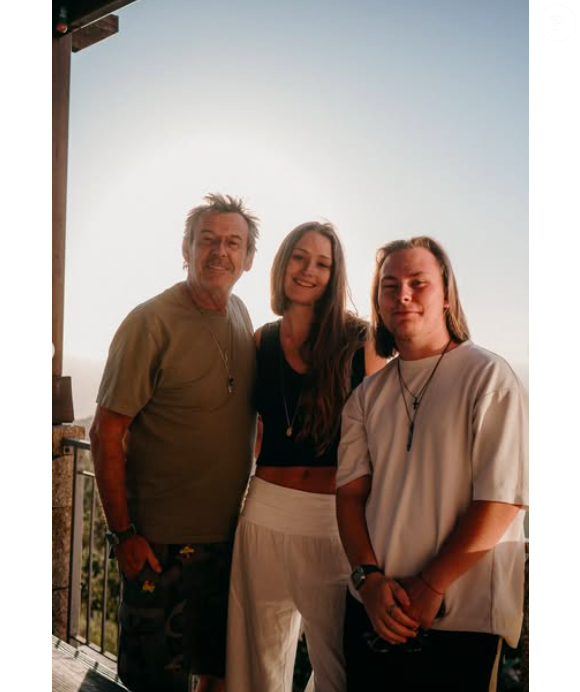 Un "poumon" pour sa famille recomposée

Jean-Luc Reichmann avec ses enfants Swann Reichmann et Rosalie Reichmann. Photo publiée le 31 août 2025.