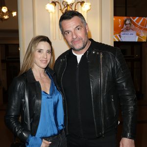 Exclusif -  Arnaud Ducret et sa femme Claire Francisci - 50ème de la pièce "Lyly" avec M. Bernier et F. Perrin au théâtre de Paris le 27 mars 2025. © Coadic Guirec/Bestimage