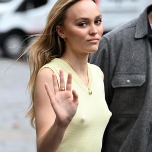 Lily-Rose Depp quitte les studios de la radio Global pour la promotion du film "Nosferatu" à Londres, le 5 décembre 2024. 
© Goff / Bestimage