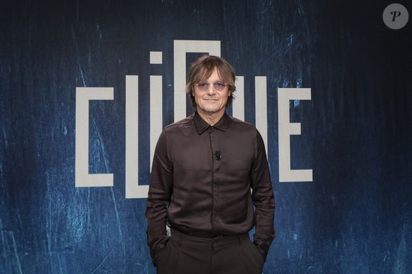 "Je me suis rendu compte que j’étais pris dans un mécanisme, celui de m’oublier pour me concentrer sur l’autre, de me dissoudre dans la relation", explique-t-il.

Exclusif - Daniel Bravo, sur le plateau de Clique présenté par M.Achour, et diffusé sur Canal + le 10 décembre 2025, à Paris, France, le 2 décembre 2025. © Jack Tribeca/Bestimage