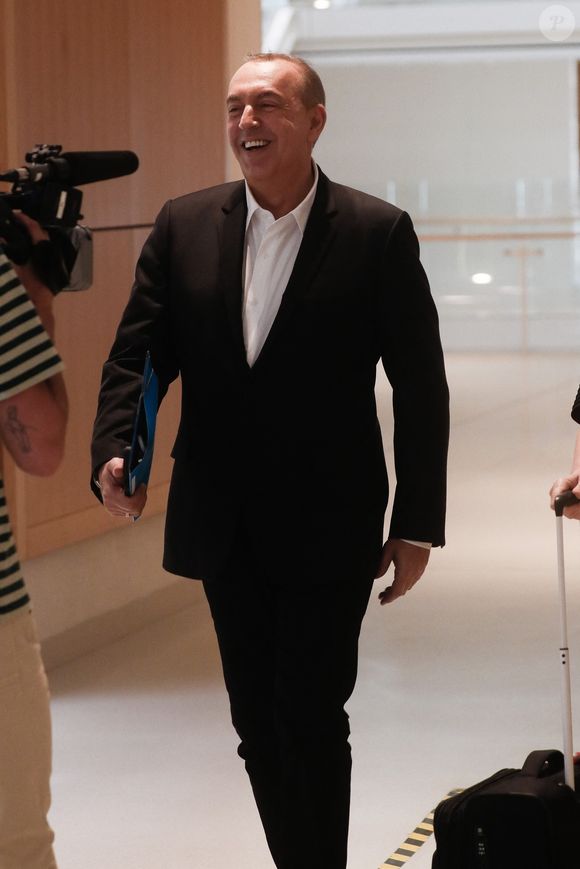 Exclusif - L'animateur de radio, journaliste, présentateur de télévision et producteur français, Jean-Marc Morandini, accompagné de son avocate, maître F.Rault, arrive à la chambre correctionnelle du tribunal judiciaire de Paris Batignolles, le 14 juin 2023. 
© Christophe Clovis /Bestimage