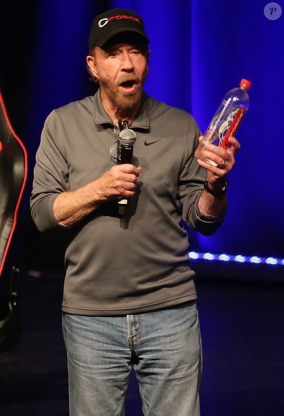 Chuck Norris et sa femme Gena font la promotion de l'eau CForce lors du "Supanova Comic Con and Gaming Expo" au centre de convention de Perth en Australie, le 23 juin 2018.

Backgrid Australia / Bestimage
