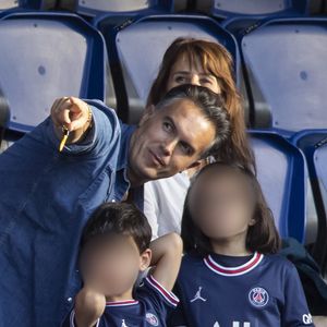 Faustine Bollaert, Maxime Chattam et leurs enfants Abbie et Peter lors de la rencontre de football Paris Saint Germain PSG contre Clermont (4-0) au Parc des Princes à Paris le 11 septembre 2021. AGENCE / BESTIMAGE
