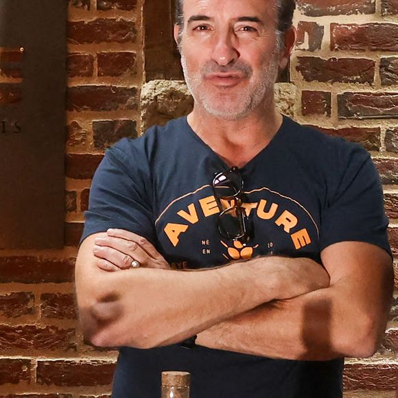 Dans un restaurant du front de mer, Jean Dujardin a notamment ses habitudes...

Exclusif - Jean Dujardin et ses trois partenaires, Antoine Gravouil, Olivier Carsoule et Éric Lafon, fondateurs de la distillerie Bordeaux Distilling Co, basée dans le quartier de Bacalan, lancent leur premier whisky, au nom évocateur : Aventure, à Bordeaux, France, le 1er octobre 2025. © Fabien Cottereau/Bestimage