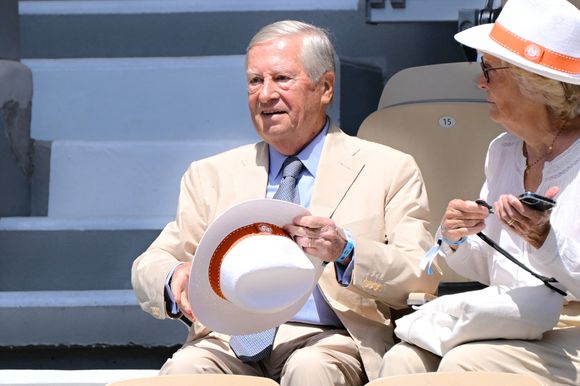 Alain Duhamel dans les tribunes lors du double mixte du tournoi des légendes des Internationaux de France de tennis de Roland Garros 2024 à Paris, le 7 juin 2024.
