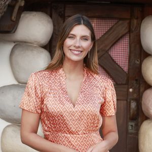 "Ce sont des aliments que je consomme presque tous les jours et qui font pleinement partie de mon équilibre alimentaire. Je fais d’ailleurs la même chose pour mon fils : il mange de la viande, bien sûr, mais je veille aussi à ce qu’il consomme régulièrement des légumineuses. C’est une alimentation qui me convient mieux et dans laquelle je me sens plus en harmonie."

Exclusif - Camille Cerf (Miss France 2015) lors de l'opération "L'été gaulois fait son grand retour au Parc Astérix" à Plailly le 8 juillet 2022.

© Christophe Aubert via Bestimage