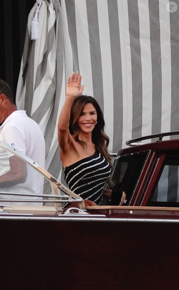 Venise, ITALIE - Jeff Bezos et sa fiancée Lauren Sánchez ont été aperçus arrivant en bateau pour un élégant dîner précédant leur mariage, en compagnie de Diane von Fürstenberg et Barry Diller, dans le somptueux Palazzo Brandolini. Le couple a fait une entrée remarquée, tout en style, à la veille des festivités. Le 26 juin 2025. Backgrid UK/ Bestimage

Sur la photo : Jeff Bezos, Lauren Sánchez