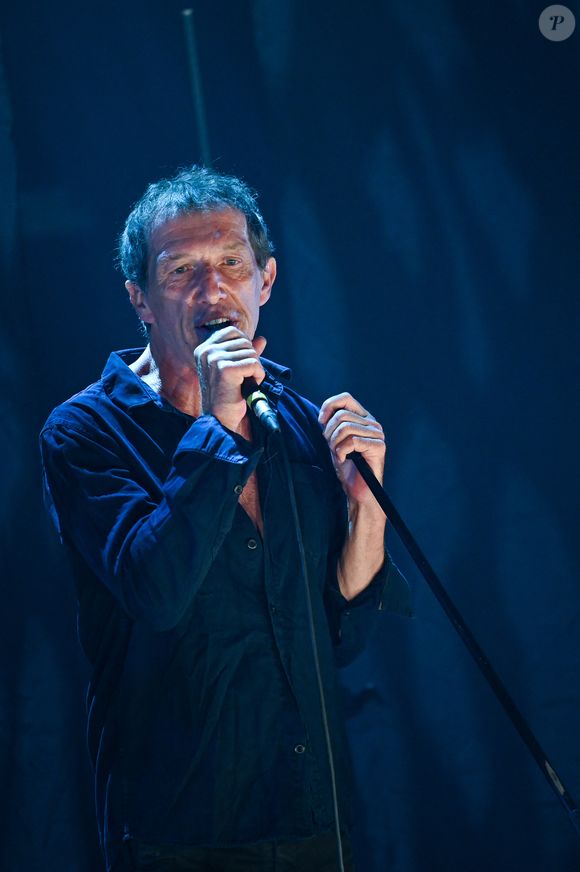 Aujourd’hui en rémission, Miossec s’apprête à revenir avec un nouvel album et des concerts, qu’il vit comme des victoires.

Miossec en concert sur la scène du Grand théâtre de la Coursive lors des Francofolies de La Rochelle, le 11 juillet 2021, 25 ans après la sortie de son premier album, "Boire".
© MPP / Bestimage