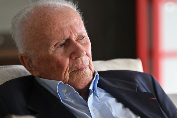 Exclusif - Philippe Bouvard, journaliste français, écrivain, homme de radio et de télévision, à son domicile, en interview télé avec le journaliste producteur Cyril Viguier à Cannes, le 27 février 2025.

© Bruno Bebert/Bestimage