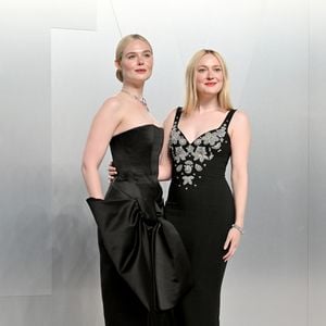 Les sœurs Elle et Dakota Fanning figuraient toutes deux parmi les nommées de la soirée.
Dakota et Elle Fanning aux Oscars, le 15 Mars 2026.
© Bestimage