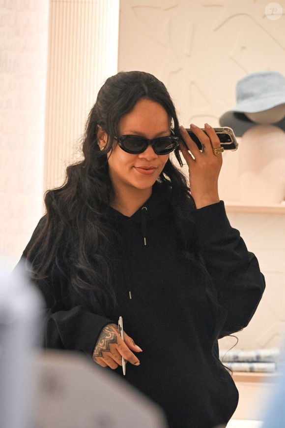 Rihanna (enceinte) est passée faire du shopping à la boutique Dior avenue Montaigne à Paris le 2 juillet 2025.

© Yehiel Chekroune / Bestimage