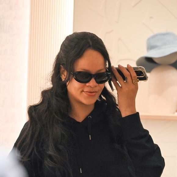 Rihanna (enceinte) est passée faire du shopping à la boutique Dior avenue Montaigne à Paris le 2 juillet 2025.

© Yehiel Chekroune / Bestimage