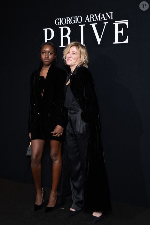 Elles ont assisté au défilé Armani Privé

Oumy Bruni-Garrel (fille de Louis Garrel et Valeria Bruni-Tedeschi), Valeria Bruni Tedeschi au photocall du défilé Armani Privé "Collection Haute Couture Printemps/Eté 2026", lors de la Fashion Week de Paris, le 27 janvier 2026. © Julien Sarkissian / Bestimage