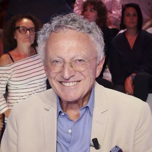 À 73 ans, l’incontournable Nelson Monfort s'offre une nouvelle jeunesse.
Exclusif - Nelson Monfort - Portraits des chroniqueurs lors de la nouvelle émission "Tout beau, tout n9uf" présentée par C. Hanouna sur W9 à Paris. © Jack Tribeca / Bestimage