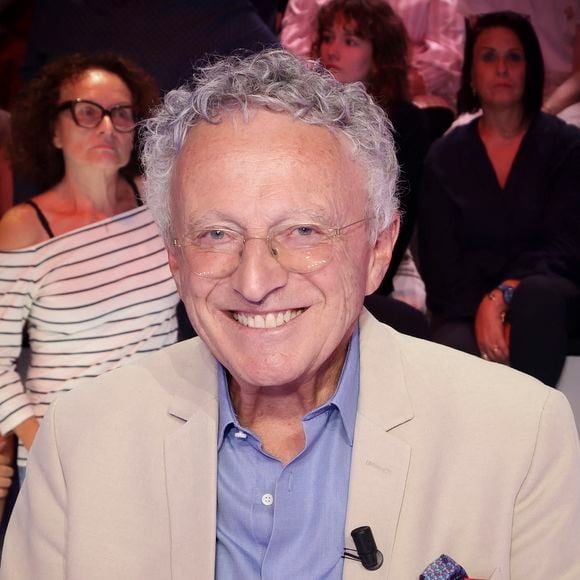 À 73 ans, l’incontournable Nelson Monfort s'offre une nouvelle jeunesse. 

Exclusif - Nelson Monfort - Portraits des chroniqueurs lors de la nouvelle émission "Tout beau, tout n9uf" présentée par C. Hanouna sur W9 à Paris. © Jack Tribeca / Bestimage