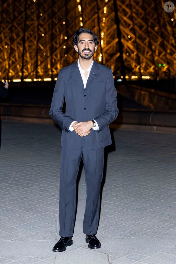 Dev Patel - Photo Call du « Le Grand Diner du Louvre « lors de la Fashion Week  à Paris le 5 mars 2025. © Olivier Borde /Bestimage