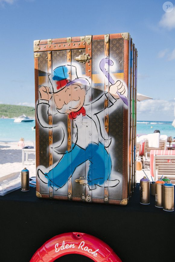 Exclusif - Alec Monopoly customise une malle Louis Vuitton qui sera vendue aux enchères pour une oeuvre caritative lors de la soirée The Saint Barths Dinner by Gala One à l'Eden Rock à Saint-Barthélémy qui se tiendra le 29 décembre 2024.
© Tiziano da Silva / SamDelpech / Bestimage