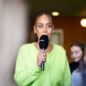 Exclusif - La chanteuse française Amel Bent lors de la lecture de la dictée ELA, avec le texte "L'oubliée" écrit spécialement par Valérie Perrin pour la 22ème édition de la campagne "Mets tes baskets et bats la maladie" en soutien à l'Association Européenne de Leucodystrophie (ELA) à l'école de Bougival, France, le 14 octobre 2025. © Pierre Perusseau/Bestimage
