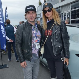 L’humoriste y est revenu sur sa carrière, mais aussi sur sa relation avec l’actrice Isabelle Funaro.

Une photo qui montre que tout va pour le mieux au sein de la famille
Michaël Youn et sa compagne Isabelle Funaro lors des "24H du Mans 2024", le 15 juin 2024.
© Rachid Bellak/Bestimage