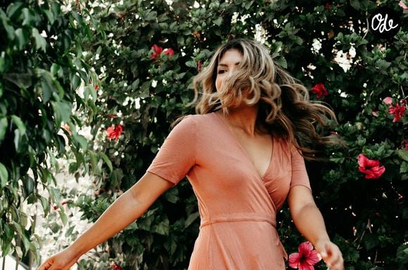 Si l'objectif est d'affiner la silhouette, la robe portefeuille conserve une légère longueur d'avance.

© Vanessa Dyste / Unsplash
