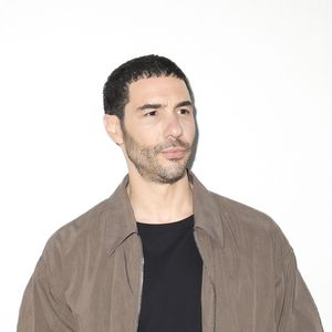 Exclusif - Tahar Rahim en backstage de l'émission "C à vous" lors du 78ème Festival International du Film de Cannes le 20 mai 2025. © Jack Tribeca / Bestimage