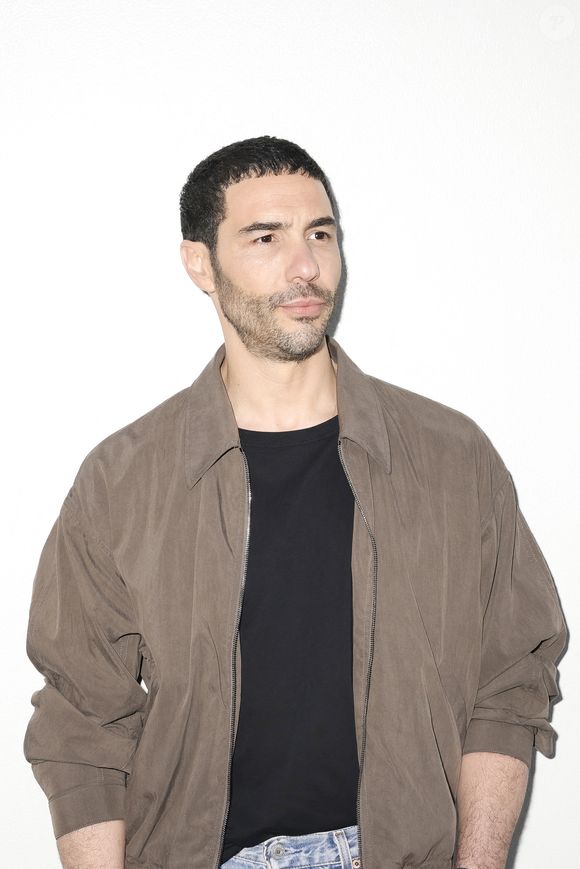 Exclusif - Tahar Rahim en backstage de l'émission "C à vous" lors du 78ème Festival International du Film de Cannes le 20 mai 2025. © Jack Tribeca / Bestimage