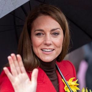 Catherine (Kate) Middleton, princesse de Galles, éclate de rire à la sortie du marché de Pontypridd, accompagnée du prince William, prince de Galles, le 26 février 2025.