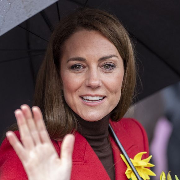 Catherine (Kate) Middleton, princesse de Galles, éclate de rire à la sortie du marché de Pontypridd, accompagnée du prince William, prince de Galles, le 26 février 2025.