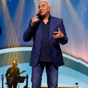 Exclusif - Michel Fugain lors de l'enregistrement de l'émission "Laurent Gerra, l'anniversaire événement" présentée par S.Bern et qui sera diffusée le 7 juin 2025 sur France 2, au théâtre Marigny, à Paris, France, le 28 avril 2025. © Clovis-Moreau/Bestimage