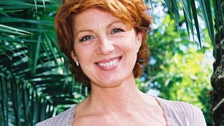 Véronique Genest dévoile son petit coin de paradis en Corse : l’actrice s’est offert un refuge "avec vue sur la mer"