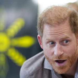 Le prince Harry joue au volley-ball assis avec les enfant de l'école primaire Shaughnessy dans le cadre du lancement des jeux Invictus à l'école à Vancouver le 18 novembre 2024. ©Zuma Press/Bestimage