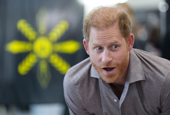 Le prince Harry joue au volley-ball assis avec les enfant de l'école primaire Shaughnessy dans le cadre du lancement des jeux Invictus à l'école à Vancouver le 18 novembre 2024. ©Zuma Press/Bestimage