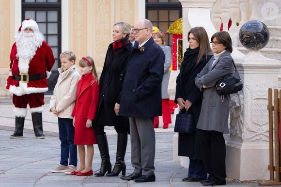 Présentes également ce jour, Stéphanie de Monaco et sa fille Camille Gottlieb.

Le prince Jacques de Monaco, marquis des Baux, La princesse Gabriella de Monaco, comtesse de Carladès, Le prince Albert II de Monaco et la princesse Charlène de Monaco, Camille Gottlieb et sa mère, La princesse Stéphanie de Monaco - La famille princière de Monaco offre les traditionnels cadeaux de Noël aux enfants monégasques dans la Cour du Palais Princier, le 18 décembre 2024. 
© Olivier Huitel / Pool Monaco / Bestimage