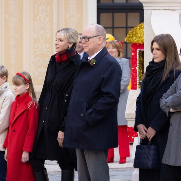 Présentes également ce jour, Stéphanie de Monaco et sa fille Camille Gottlieb.

Le prince Jacques de Monaco, marquis des Baux, La princesse Gabriella de Monaco, comtesse de Carladès, Le prince Albert II de Monaco et la princesse Charlène de Monaco, Camille Gottlieb et sa mère, La princesse Stéphanie de Monaco - La famille princière de Monaco offre les traditionnels cadeaux de Noël aux enfants monégasques dans la Cour du Palais Princier, le 18 décembre 2024. 
© Olivier Huitel / Pool Monaco / Bestimage