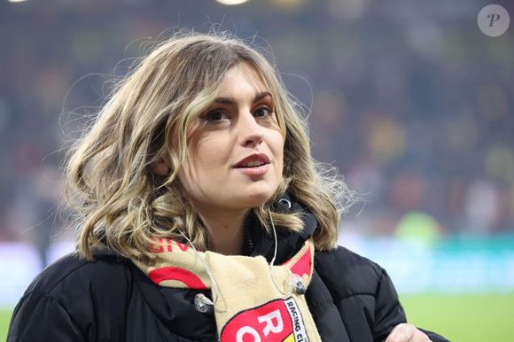 Marine (Star Academy 2024) chante "Les Corons" en hommage à Pierre Bachelet, pour le 20ème anniversaire de sa mort, lors du match de Ligue 1 McDonald's "Lens - Strasbourg (0-2)" au stade Bollaert-Delelis, le 16 février 2025.