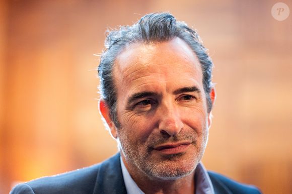 L'acteur de 53 ans planche déjà sur le scénario de son prochain projet, un film appelé "Montagnes russes".

Jean Dujardin, parrain d’honneur à la treizième édition des Gants d’Or (  Belgian Golden Gloves ), qui  célèbre les figures marquantes de la boxe belge, toutes générations confondues, à Bruxelles, Belgique, le 5 septembre 2025. © Alain Rolland/ImageBuzz/Bestimage