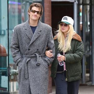 Les rumeurs sur le couple ont commencé en 2021, avant qu'ils n'officialisent leur relation quelques mois plus tard,


New York - Millie Bobby Brown et son mari, Jake Bongiovi, affichent de larges sourires lors d’une promenade romantique dans le quartier de Downtown à Manhattan le 10 mars 2025


Photo : Backgrid USA / Bestimage