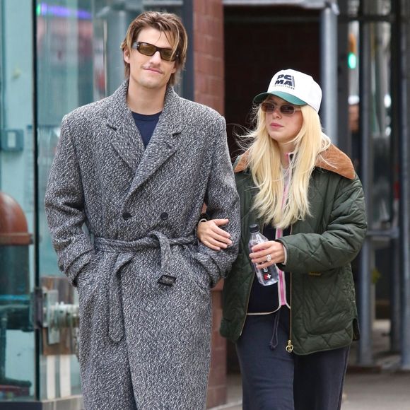 Les rumeurs sur le couple ont commencé en 2021, avant qu'ils n'officialisent leur relation quelques mois plus tard,


New York - Millie Bobby Brown et son mari, Jake Bongiovi, affichent de larges sourires lors d’une promenade romantique dans le quartier de Downtown à Manhattan le 10 mars 2025


Photo : Backgrid USA / Bestimage