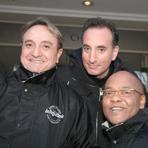 Les chanteurs français Mario Ramsamy, Jean-Louis Pujade et Emile Rousseau de 'Emile et images' arrivent au Pavillon Gabriel à Paris, France, le 20 décembre 2006 pour l'enregistrement de l'émission de Michel Drucker 'Vivement Dimanche'.