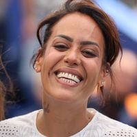 Entourée d'enfants pour son premier Cannes, Amel Bent se déhanche et chante sur le tapis rouge