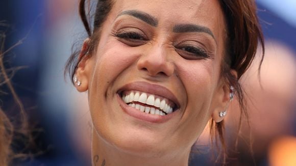 Entourée d'enfants pour son premier Cannes, Amel Bent se déhanche et chante sur le tapis rouge