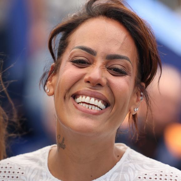 Habituellement lorsqu'Amel Bent va à Cannes, c'est pour se rendre aux NRJ Music Awards.

Amel Bent au photocall du film "Ma Frère" lors du 78ème Festival International du Film de Cannes, au Palais des Festivals à Cannes, France. © Jacovides-Moreau/Bestimage