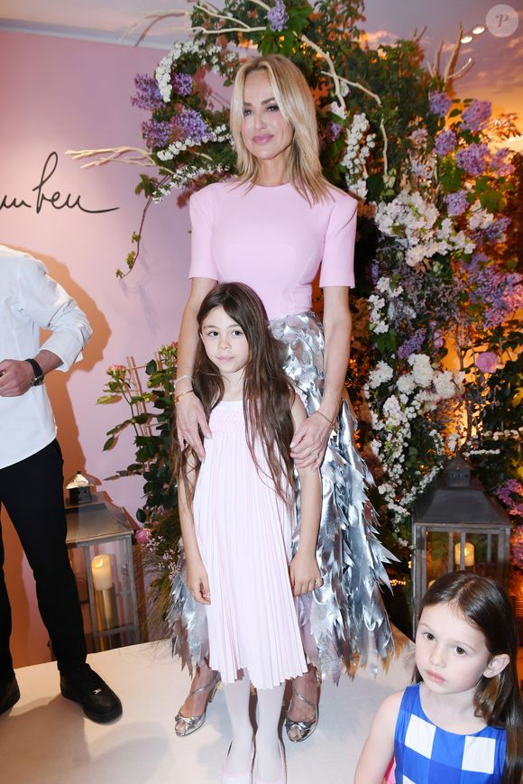 Et ce n'est pas la naissance de sa fille Nina qui lui a fait lever le pied.

Adriana Karembeu avec sa fille Nina - A l'occasion de la fête des Mères, Adriana Karembeu et Lenôtre s'associent pour créer l'entremets "Nina" au Pré Catelan à Paris le 29 avril 2025.
© Rachid Bellak/Bestimage