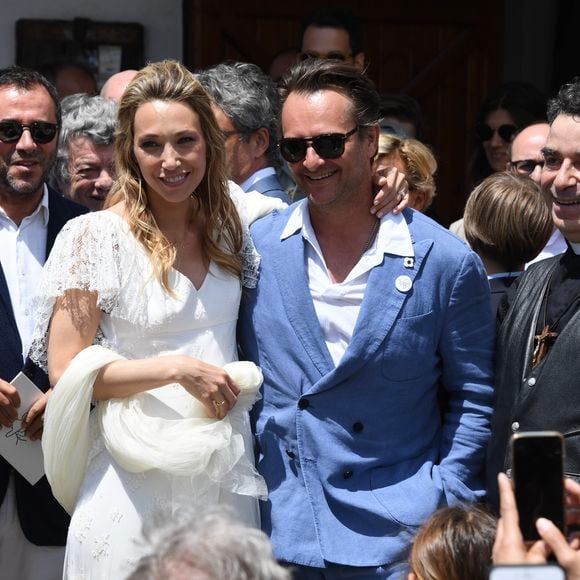 Nathalie Baye, Bernard Montiel, David Hallyday - Mariage de Laura Smet et Raphaël Lancrey-Javal à l'église Notre-Dame des Flots au Cap-Ferret le jour de l'anniversaire de son père Johnny Hallyday le 15 juin 2019.