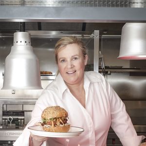 Exclusif - La cheffe étoilée Hélène Darroze vient d'ouvrir un nouveau restaurant bistronomique dédiée aux burgers haut de gamme "Jòia Bun" au 16 de la rue Michodière dans le 2ème arrondissement de Paris, France, le 16 mars 2023.  © Jack Tribeca/Bestimage