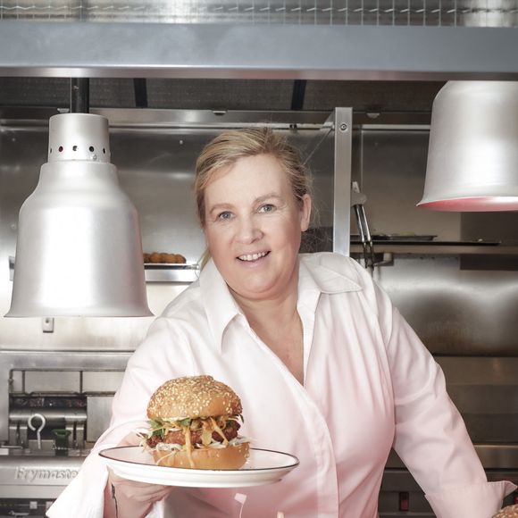 Exclusif - La cheffe étoilée Hélène Darroze vient d'ouvrir un nouveau restaurant bistronomique dédiée aux burgers haut de gamme "Jòia Bun" au 16 de la rue Michodière dans le 2ème arrondissement de Paris, France, le 16 mars 2023.  © Jack Tribeca/Bestimage