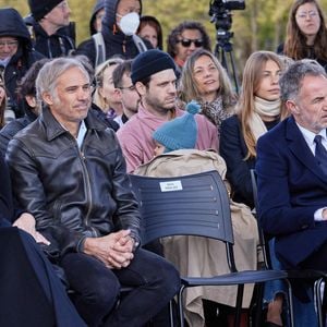 Luana Belmondo, Paul, Alessandro et son fils Vahé, Stella, Victor et Alain Belmondo - Inauguration de "La promenade Jean-Paul Belmondo" au terre-plein central du pont de Bir-Hakeim, ouvrage public communal situé sous le viaduc du métro aérien, à Paris (15e, 16e) le 12 avril 2023. © Cyril Moreau/Bestimage