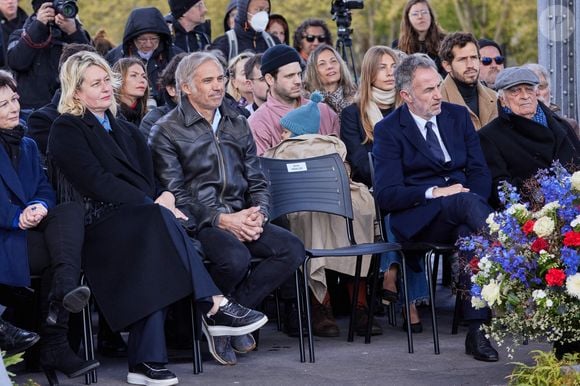 Luana Belmondo, Paul, Alessandro et son fils Vahé, Stella, Victor et Alain Belmondo - Inauguration de "La promenade Jean-Paul Belmondo" au terre-plein central du pont de Bir-Hakeim, ouvrage public communal situé sous le viaduc du métro aérien, à Paris (15e, 16e) le 12 avril 2023. © Cyril Moreau/Bestimage